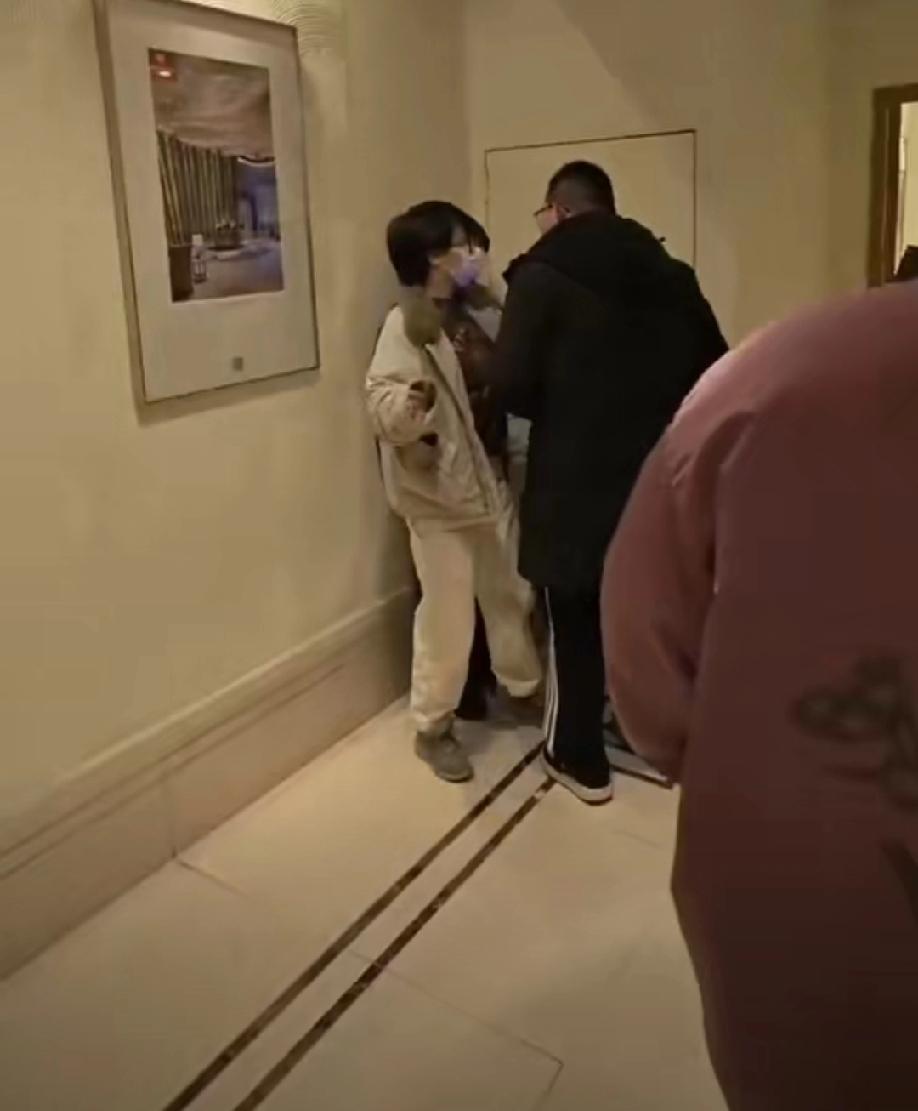 1月8日晚，刚参加完活动的文淇在回酒店的时候，突然被一男子冲出来要合影给吓到了，