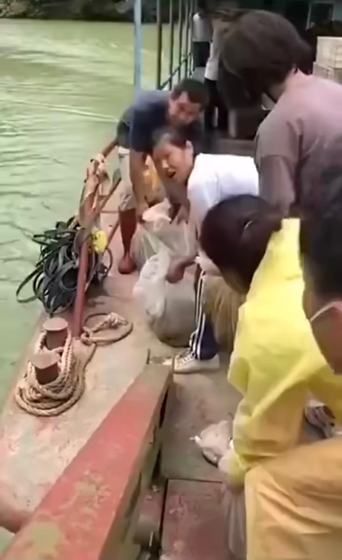 嘴里喊着阿弥陀佛，干的却不像人事 [黑线]要是放生个乌龟或者鱼什么的，顶多就是被