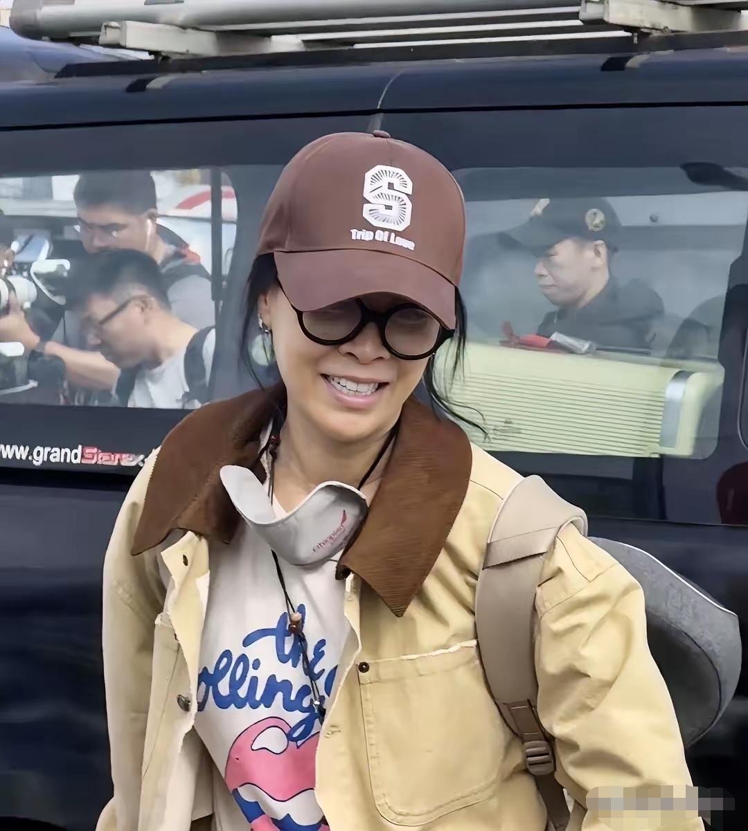 那英虽然不招人喜欢，长得一般般的，但是她是一个真性情心直口快的人，特别的真实。有