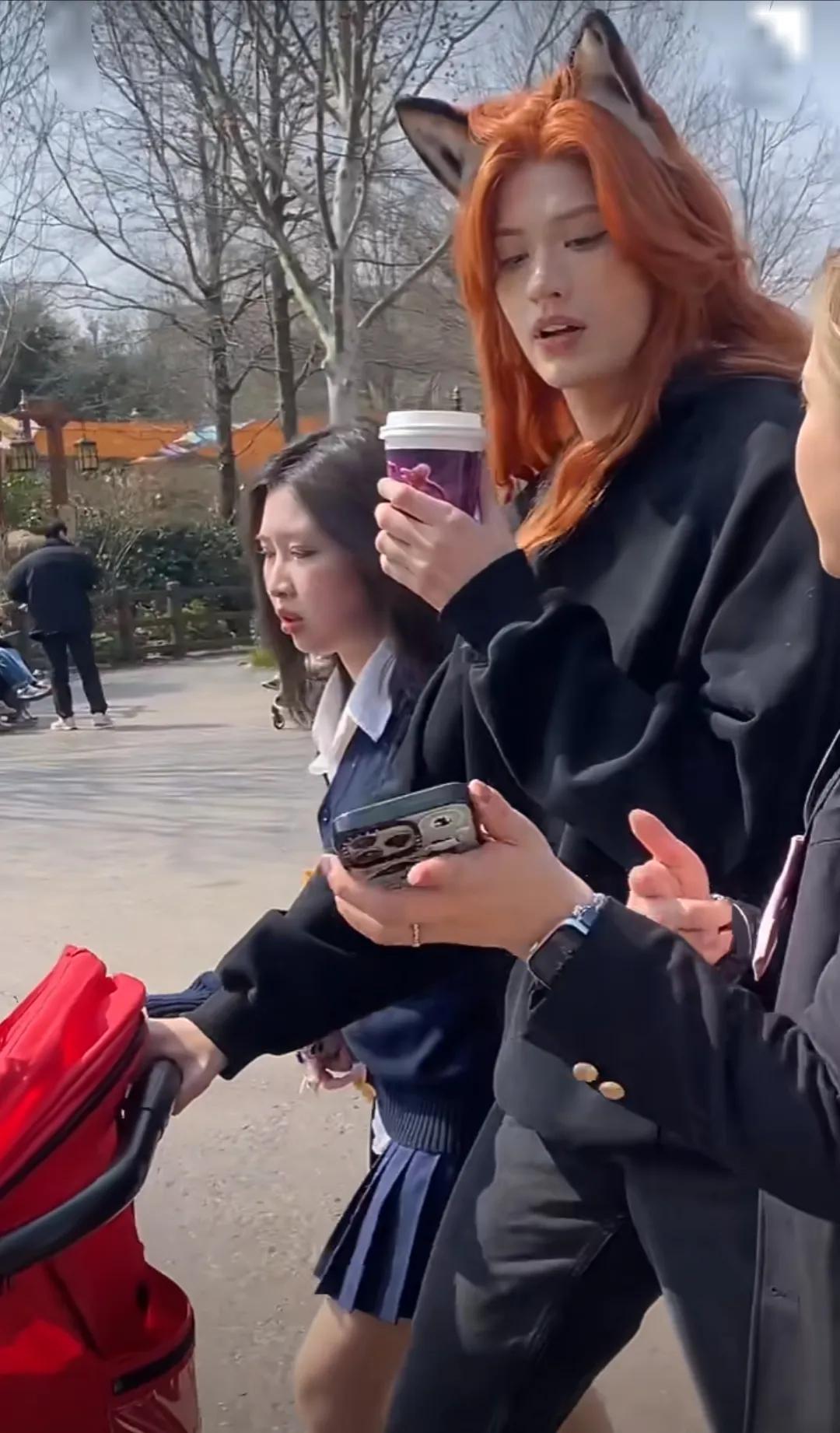 上海迪士尼偶遇卡琳娜带着女儿揉西游玩，和妈妈一起穿成尼克和朱迪也太可爱了吧，卡琳