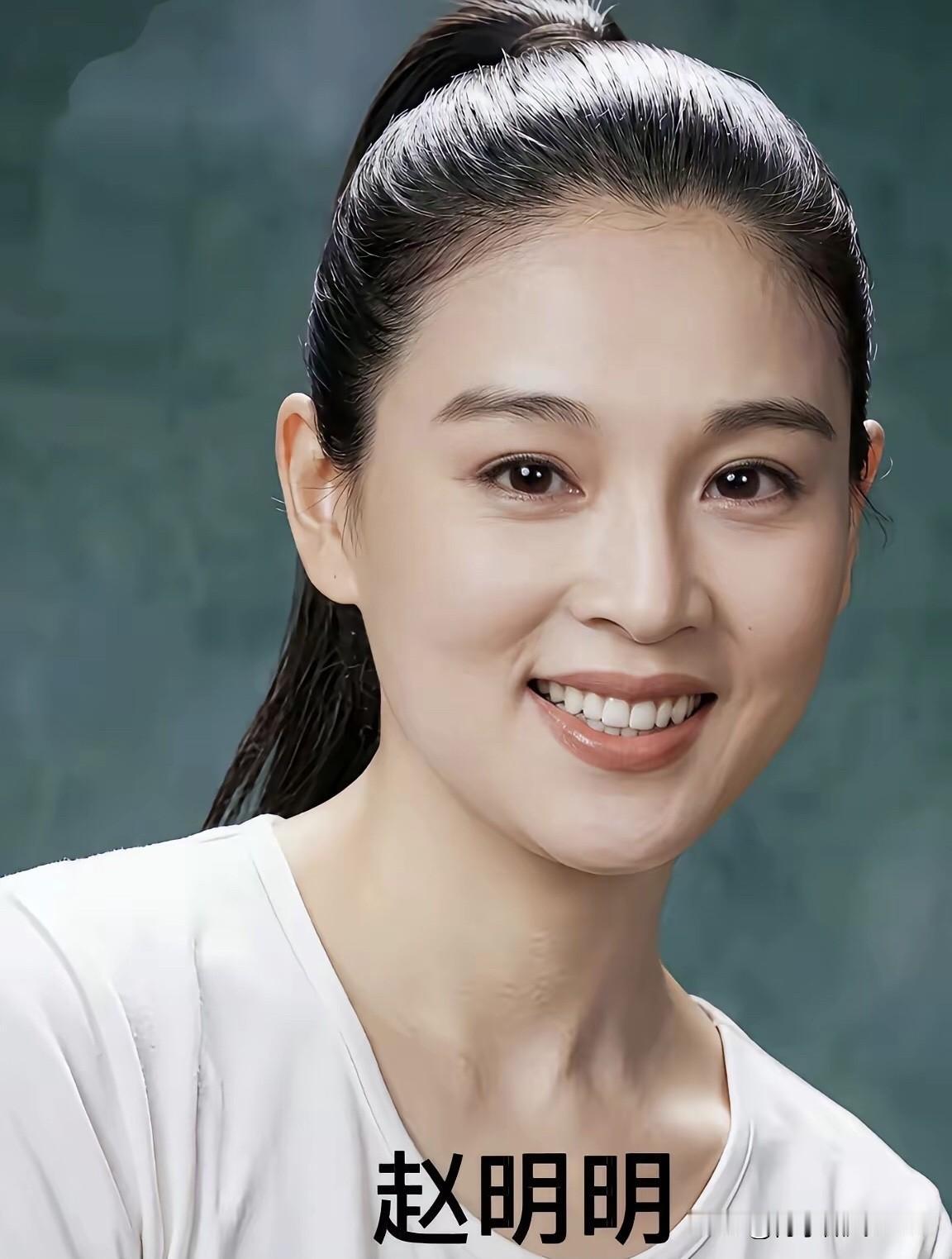 90年代第一美女赵明明确实好看，人家不用刻意修饰，扎着高马尾，脸上化着淡淡的妆，