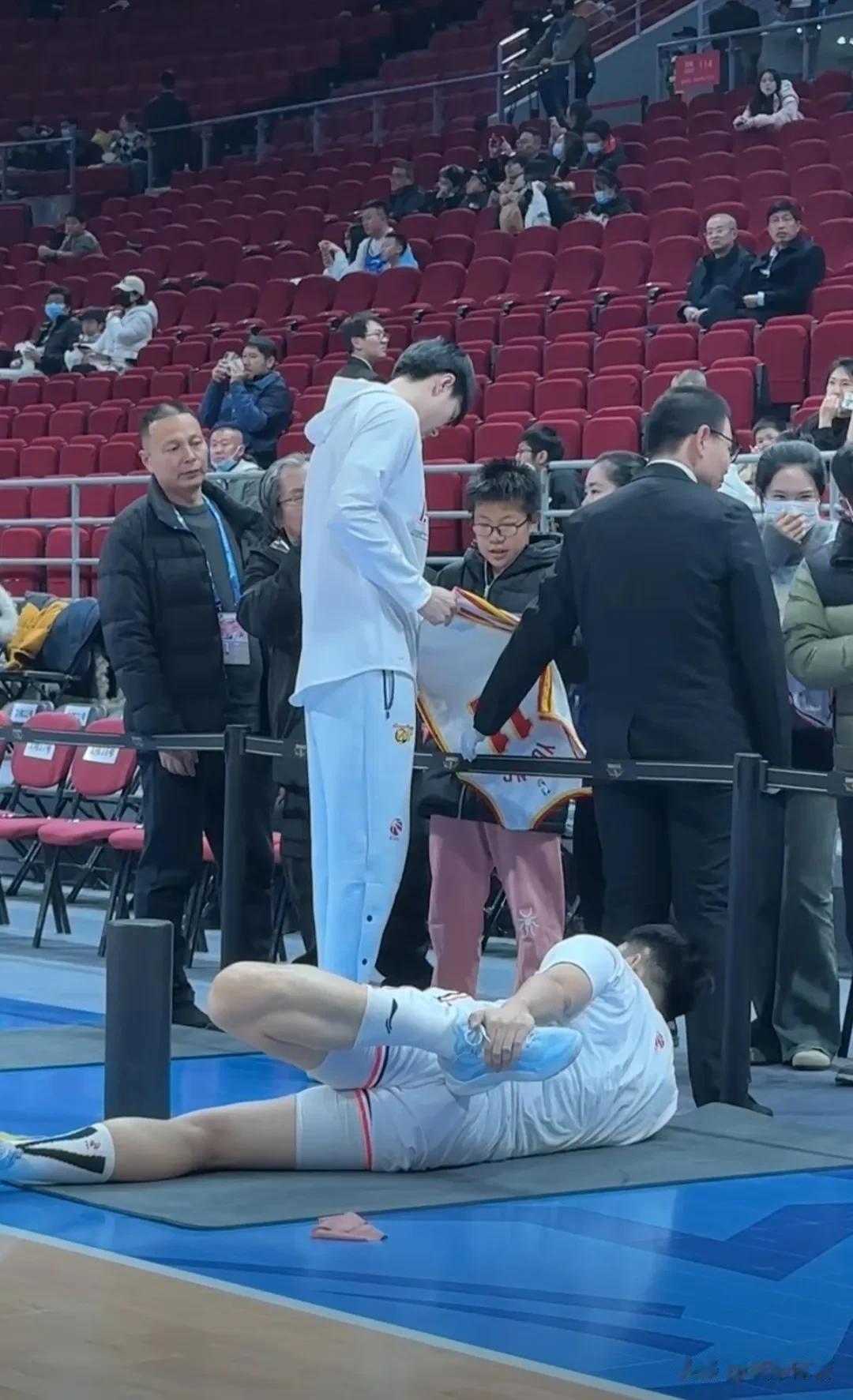 这也签？

12月9日，在北京男篮主场对阵广东男篮的比赛开始之前，有一位小球迷拿