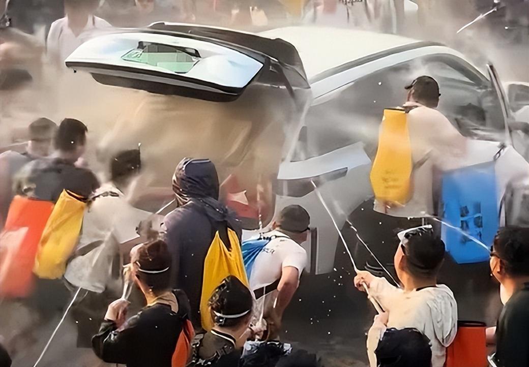 你以为是祝福，其实是恶意。
今年云南泼水节，三件事把全网气炸了。
4月13日，西