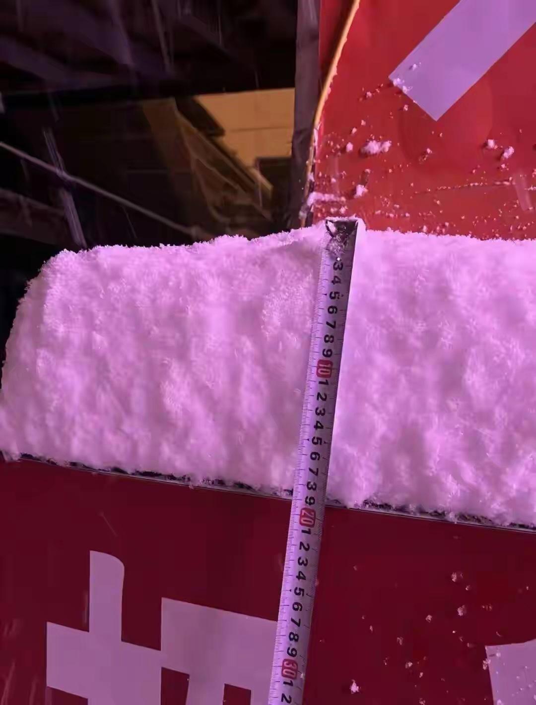 威海人懵了！“倾盆大瓢雪”说来就来，下得人睁不开眼，车在雪里“游泳”

威海人今