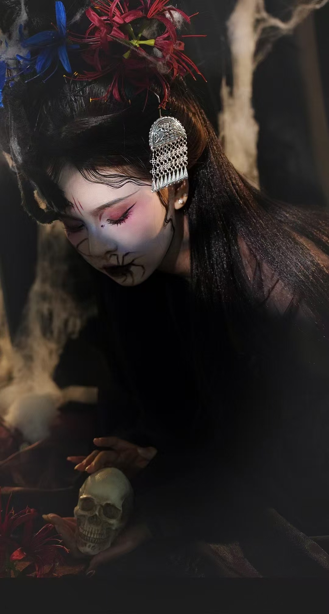 浙江的太阳开始烫手了，去年这个时候在剧组里，直接是要命的，整个人跟挖煤的一样，衣