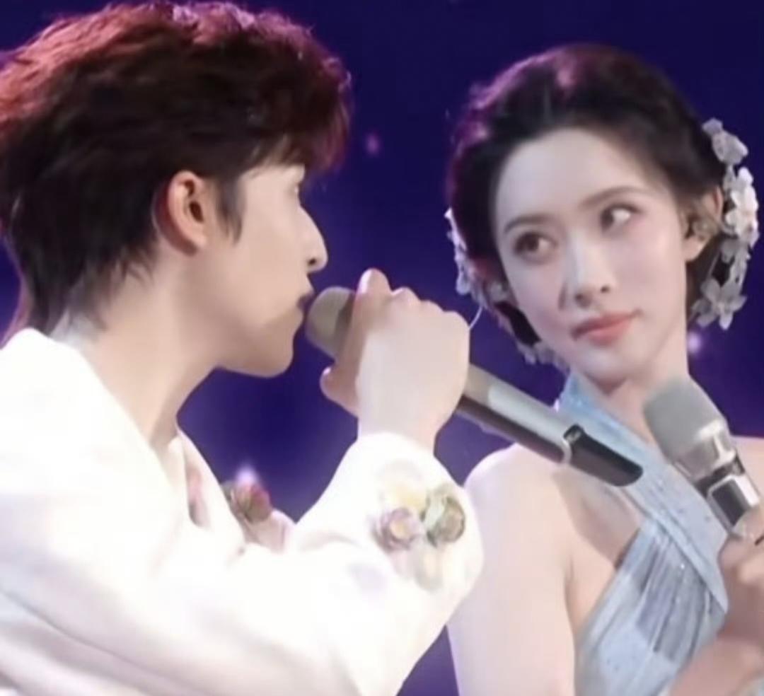 《疯狂好六夜》晚会，假唱连演都不演了。孟子义、章若楠这么明显的对口型，居然还有粉