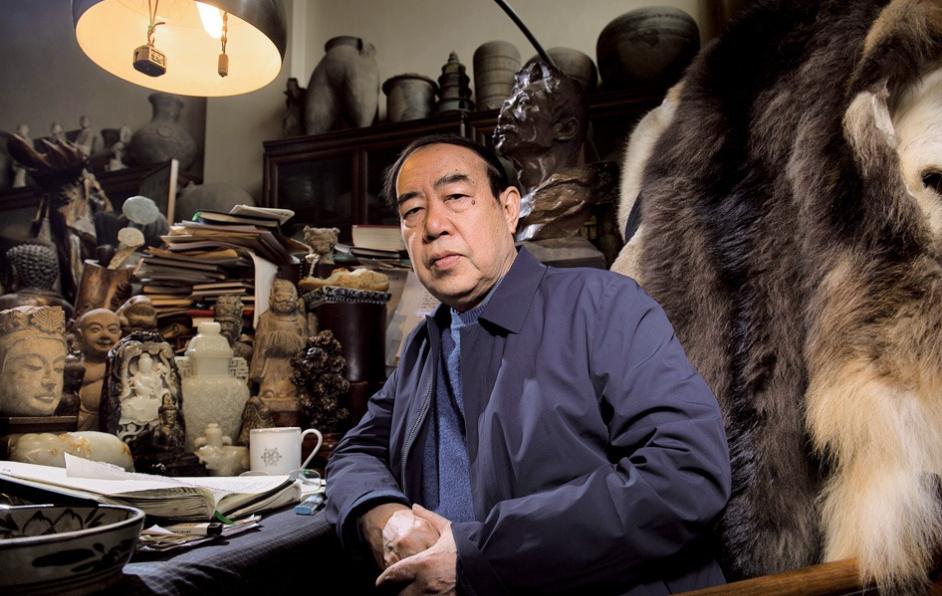 贾平凹逛旧书摊，发现一本泛黄的《废都》，扉页上还有自己写给朋友的文字，顿时恼羞成