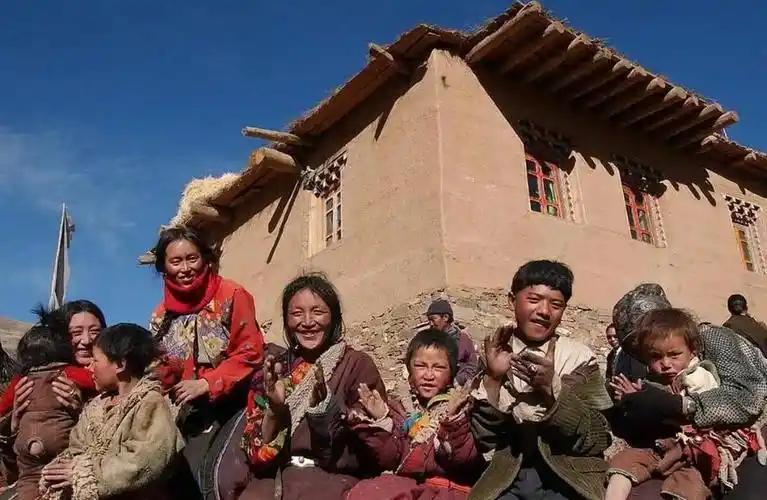 为什么西藏人很少出来打工？其实说白了，因为西藏人口本来就少，穷人靠着福利补贴都能