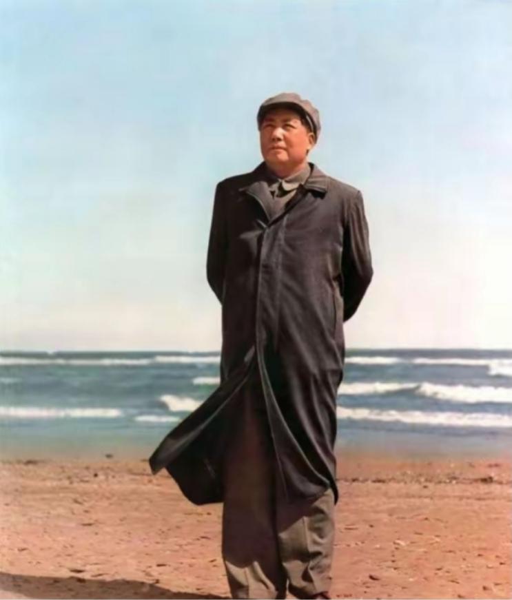 去苏联访问，毛主席看到了令他愤怒的场景： 苏共高官的宴会上，他们吃喝玩乐，贪图享