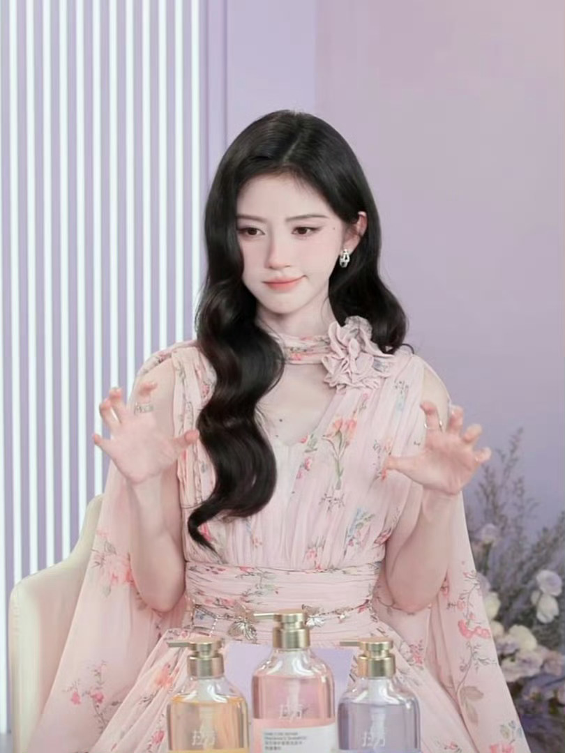 三连拍💕鞠婧祎粉色雏菊长裙鞠婧祎直播 ​​​