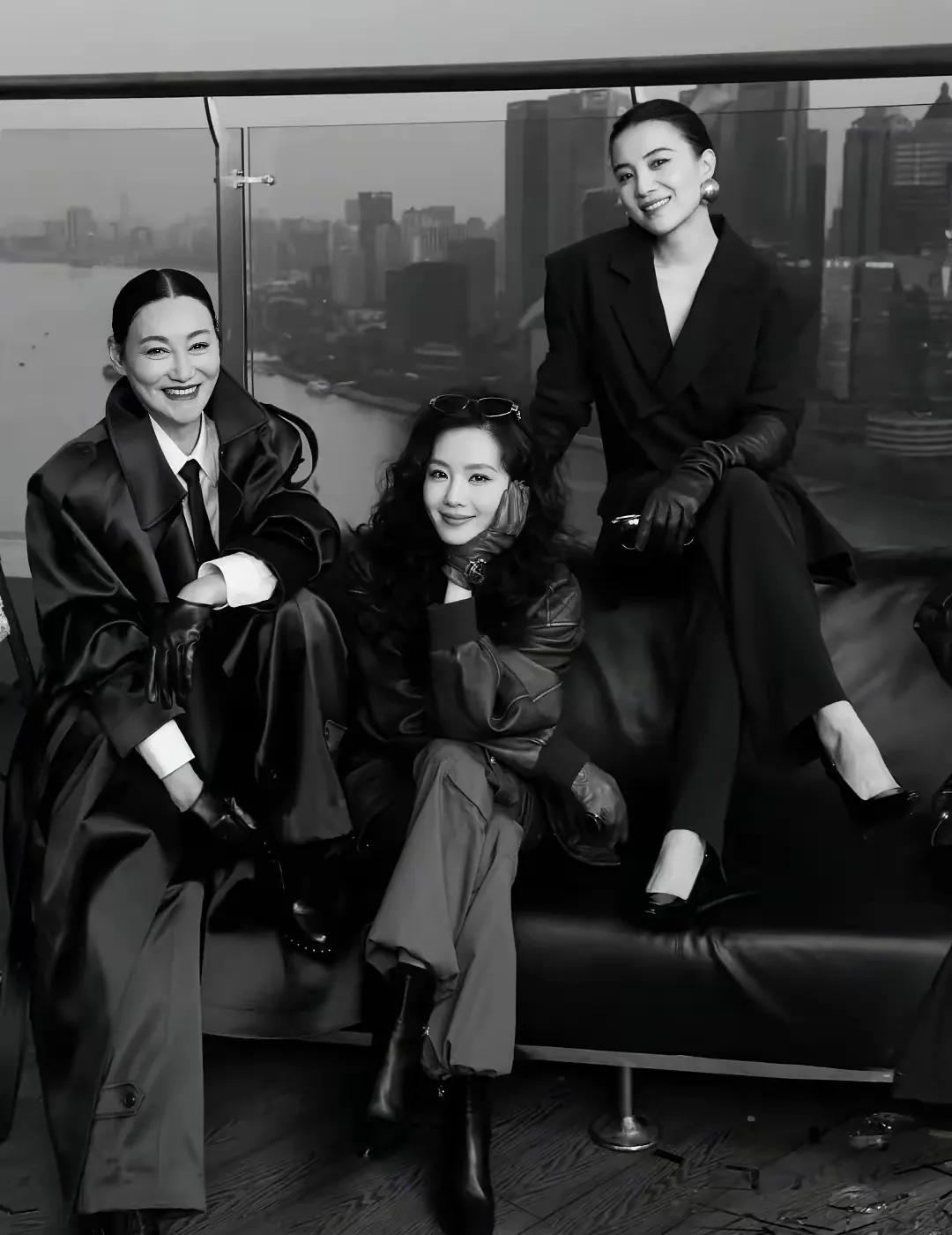 这张黑白照片比彩照更可爱，美女们显得更加迷人干净利索。你都认出来是谁了吗？