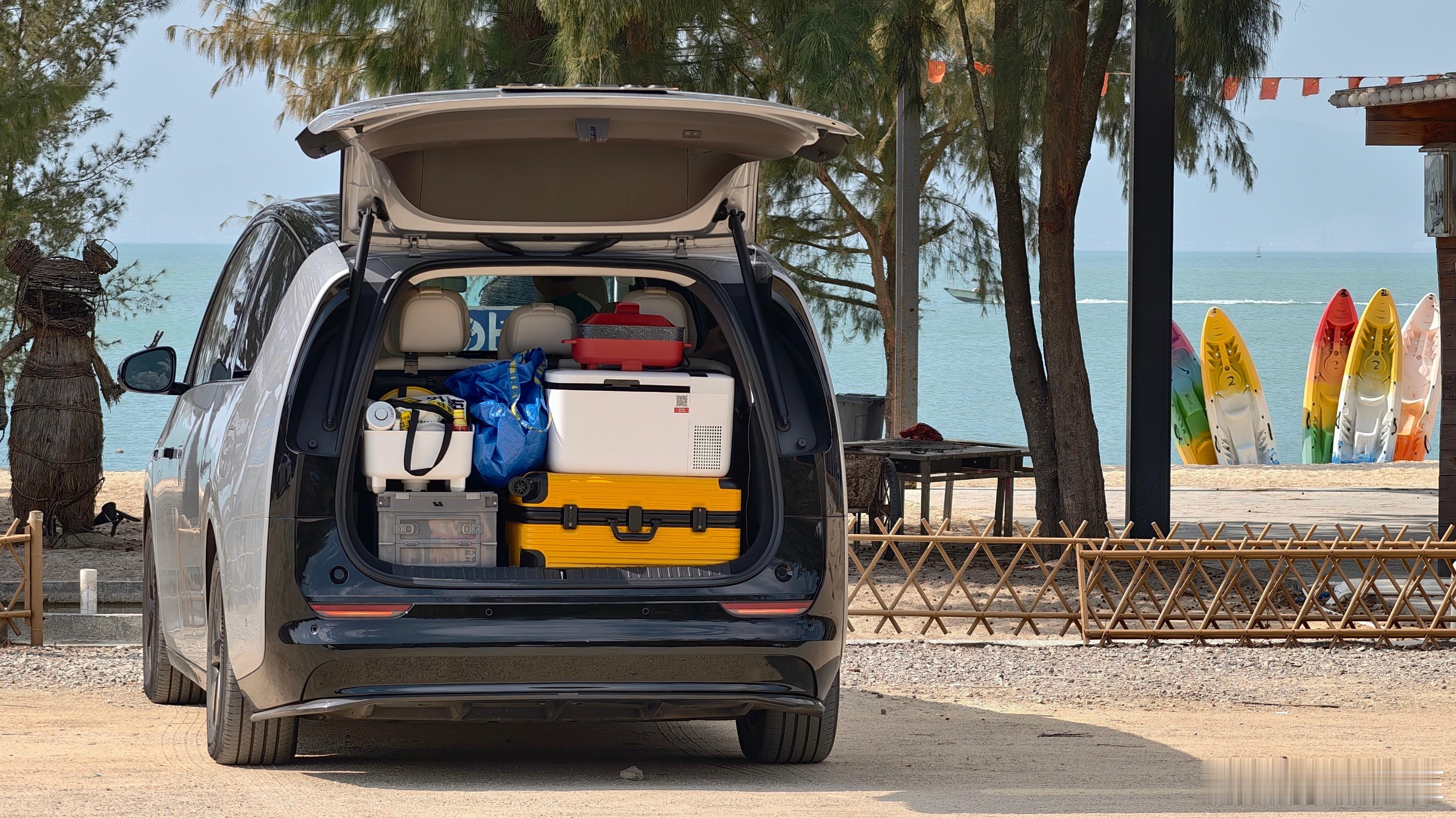 该到我去玩了，一口锅，一个行李，一筐酒，一冰箱食材，去海边呆几天~ 