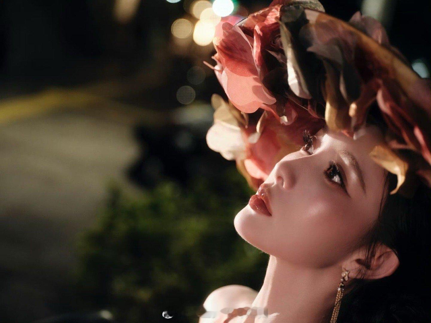 破次元壁的美学暴击！天鹅颈链缠绕着新古典主义，3D打印裙撑承载未来幻想，怀疑刚看