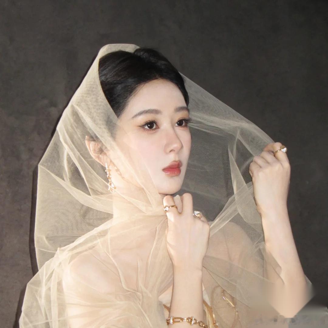 记者问杨紫： 什么样的男生最吸引你？ 杨紫说：我喜欢看着傻乎乎，但任何事都会跟你