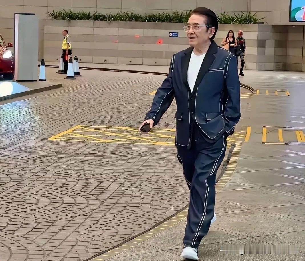老牌戏骨姜大卫现身商场停车场，一身藏青明线休闲西装简约时髦，内搭白T清爽减龄。年