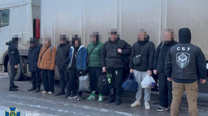 乌克兰：协助逃避征兵可获1.6万美元。
在乌克兰，协助逃避征兵的报酬可达1.6万