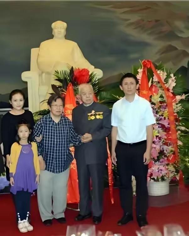 毛家后人大合影，我只认出了李讷女士，其他人一时想不起他名字了，你知道他们都是谁吗