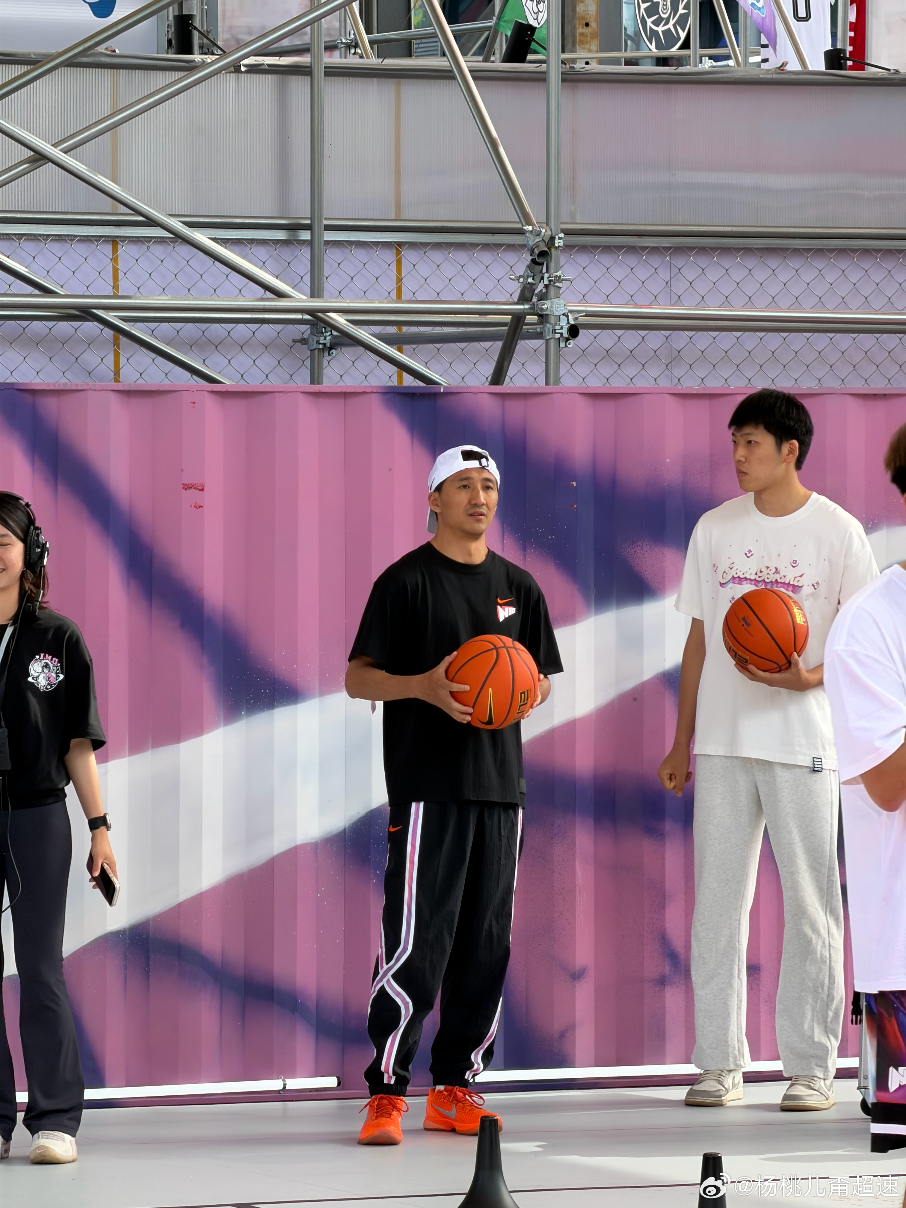 五棵松正办耐高活动呢张子昊忘了拍了这两位 有认识的不？