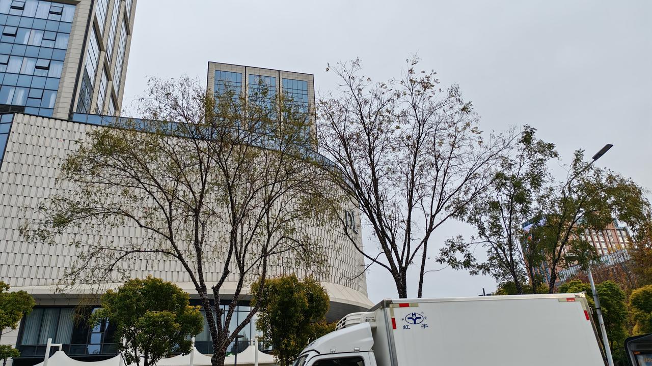 胖东来凭借优质的服务和独特的经营模式，已成为游客到访许昌的必打卡点之一 。202