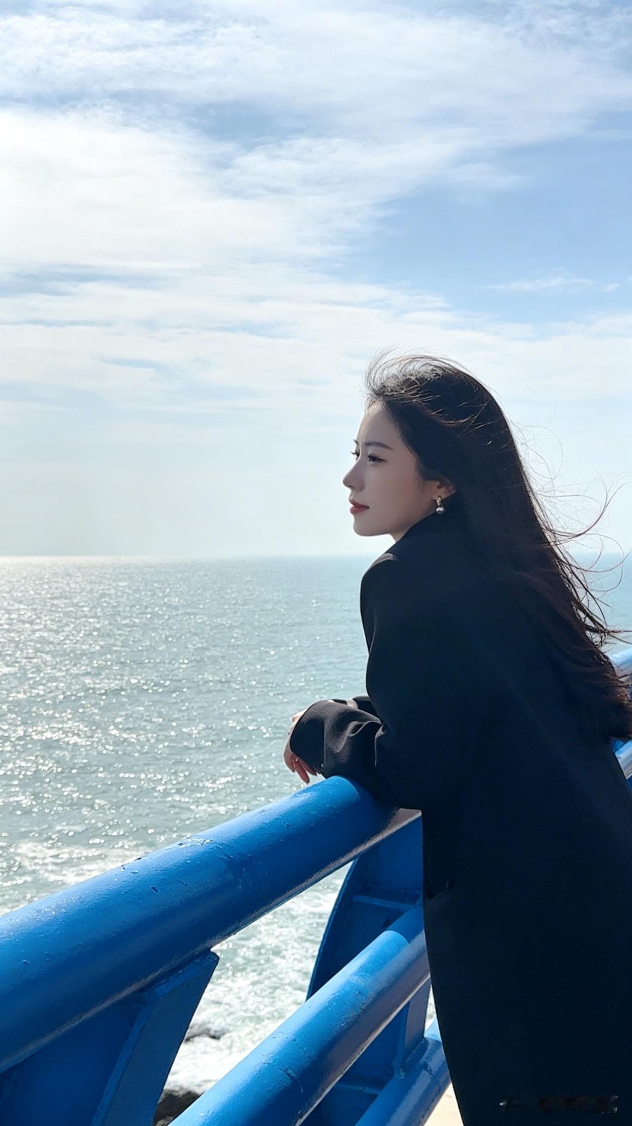 人这一辈子，最难得的不是奢华拥有，而是拥有一份简单纯粹的好心情。蓝天白云，清风拂