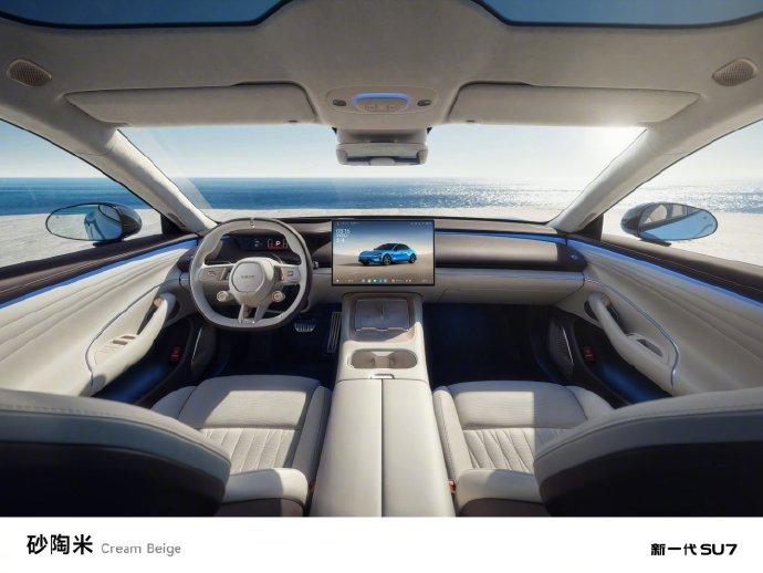 小米汽车今日正式发布新一代SU7，并带来全新内饰颜色砂陶米。其灵感源于温润天成的