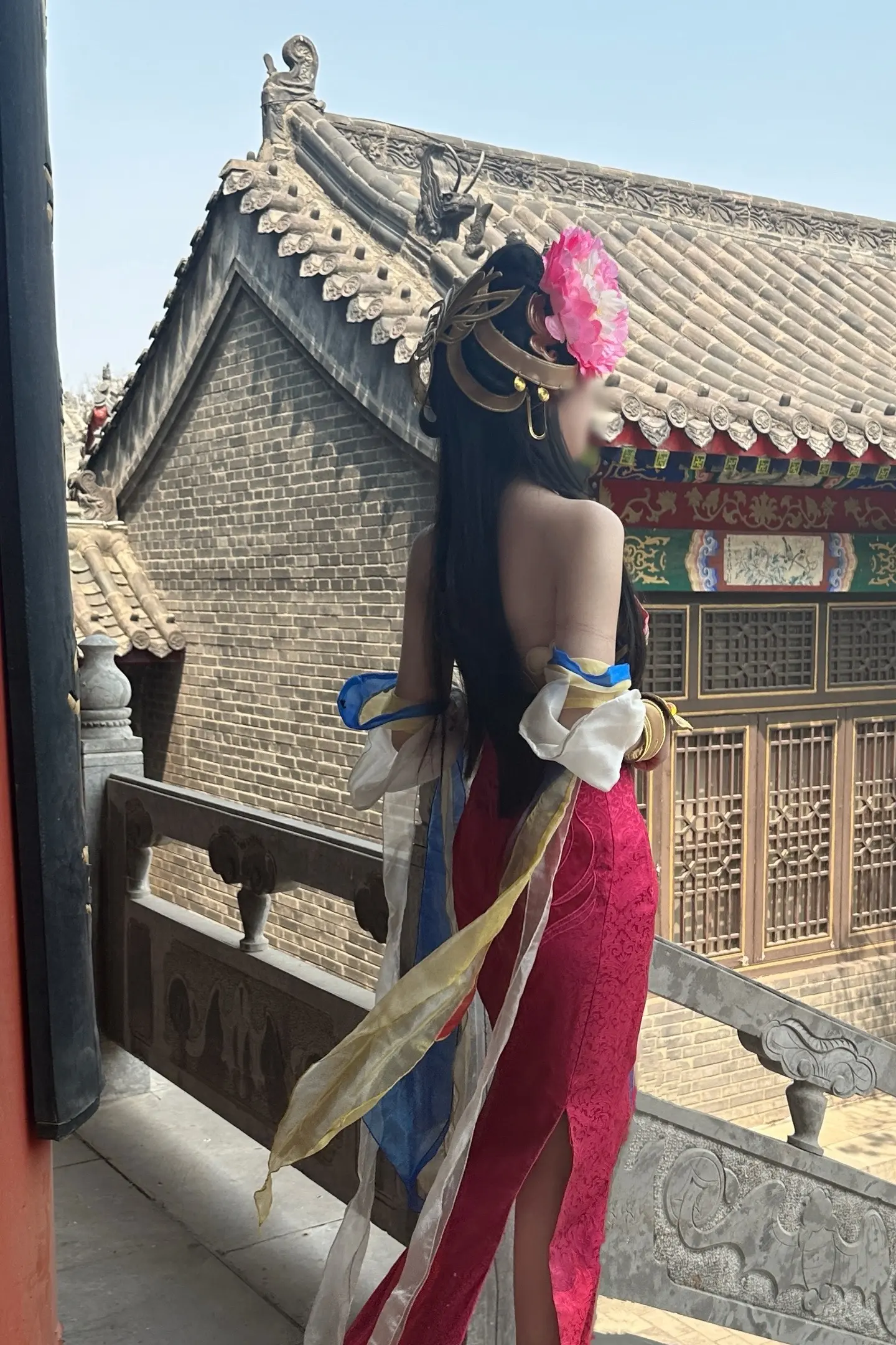 云想衣裳花想容 春风拂槛露华浓。