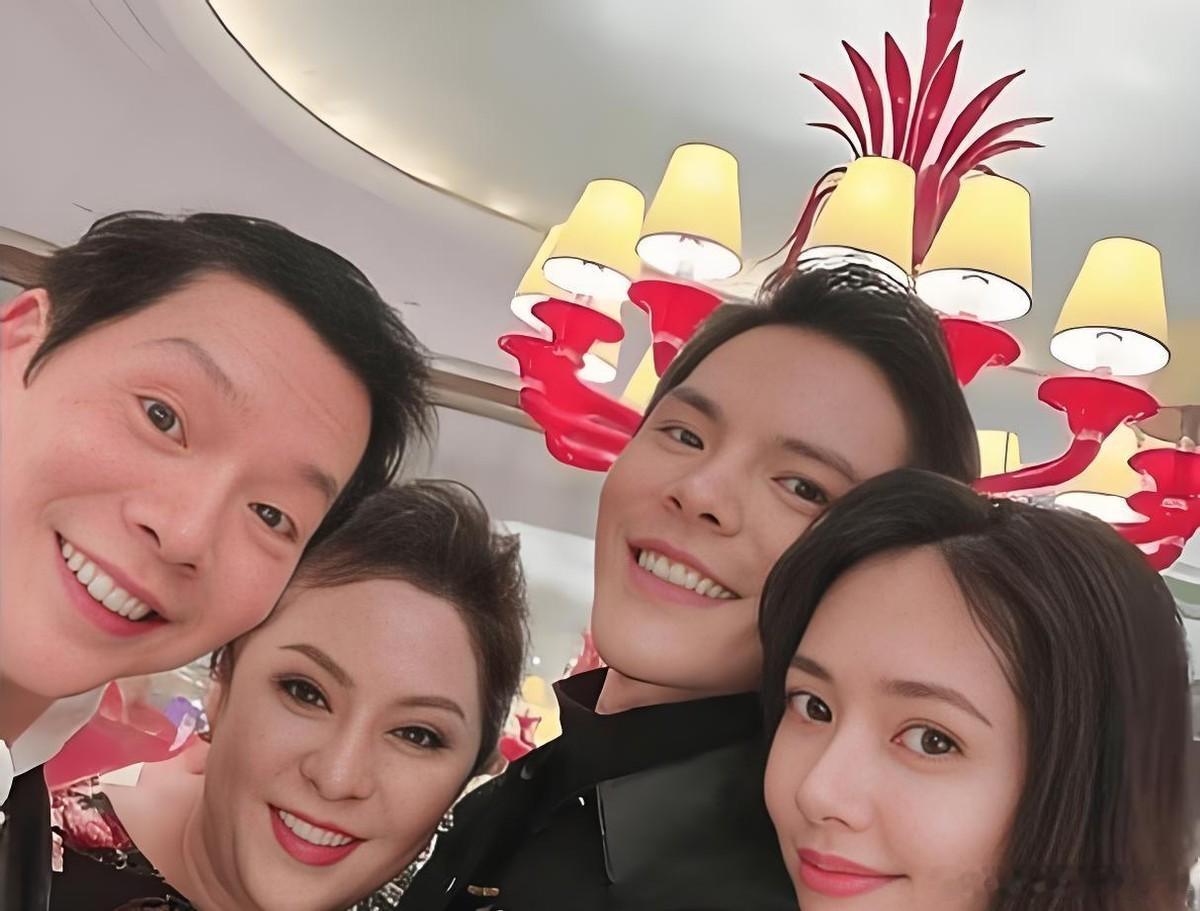 郭碧婷把向佐从床上扶起来，给他穿衣化妆，盯着他把视频会议开完。 这是向佐电影扑街