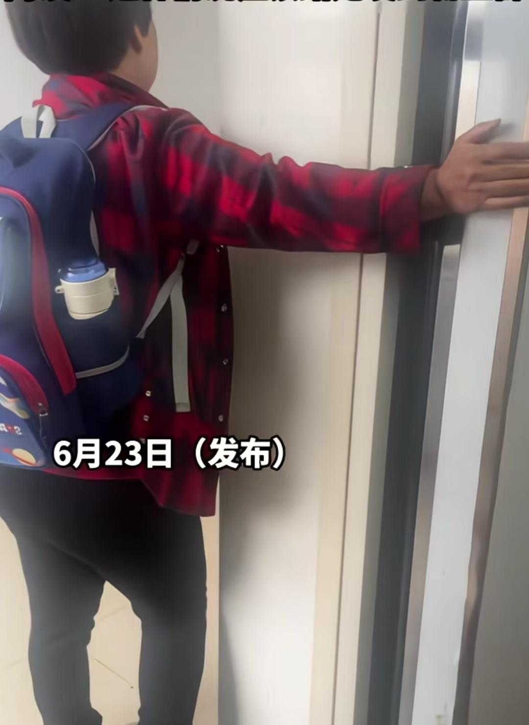 早上上班碰到一大妈不让电梯关闭，声称孩子还没来。有网友评论，上梁不正下梁歪，这样
