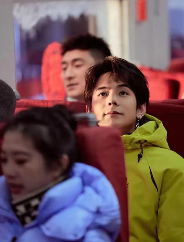 春晚第一个节目就有丁真 丁真的三个剧透词太好品了！谁能破解 “扬帆起航 + 噼里