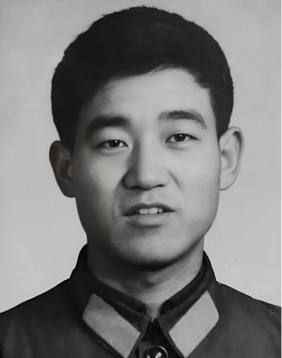 老山一等功臣郑现勇，河南周口人，1972年入伍，先后服役于50军149师、原武汉