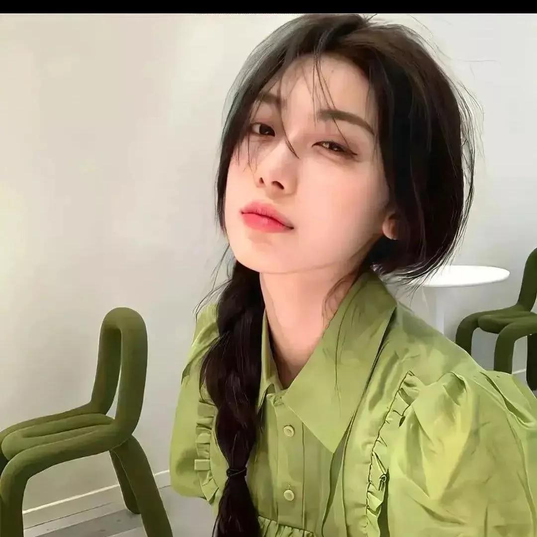 清新自然，绿衣少女，温暖阳光，舒适自在。阳光白裙少女 绿衣活力少女 黄衣少女的春