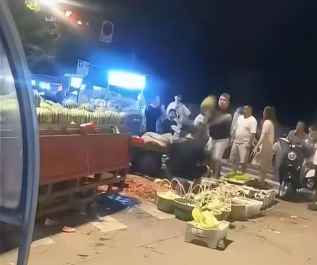 太完美了！宁波西瓜砸人事件摊主小孟收到近七万元的赔偿。当初嚣张的一对夫妇最终承担