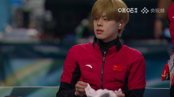 刘瀚彬拼完14600米再战一千五 速滑运动员刘瀚彬明天即将参加男子1500米角逐