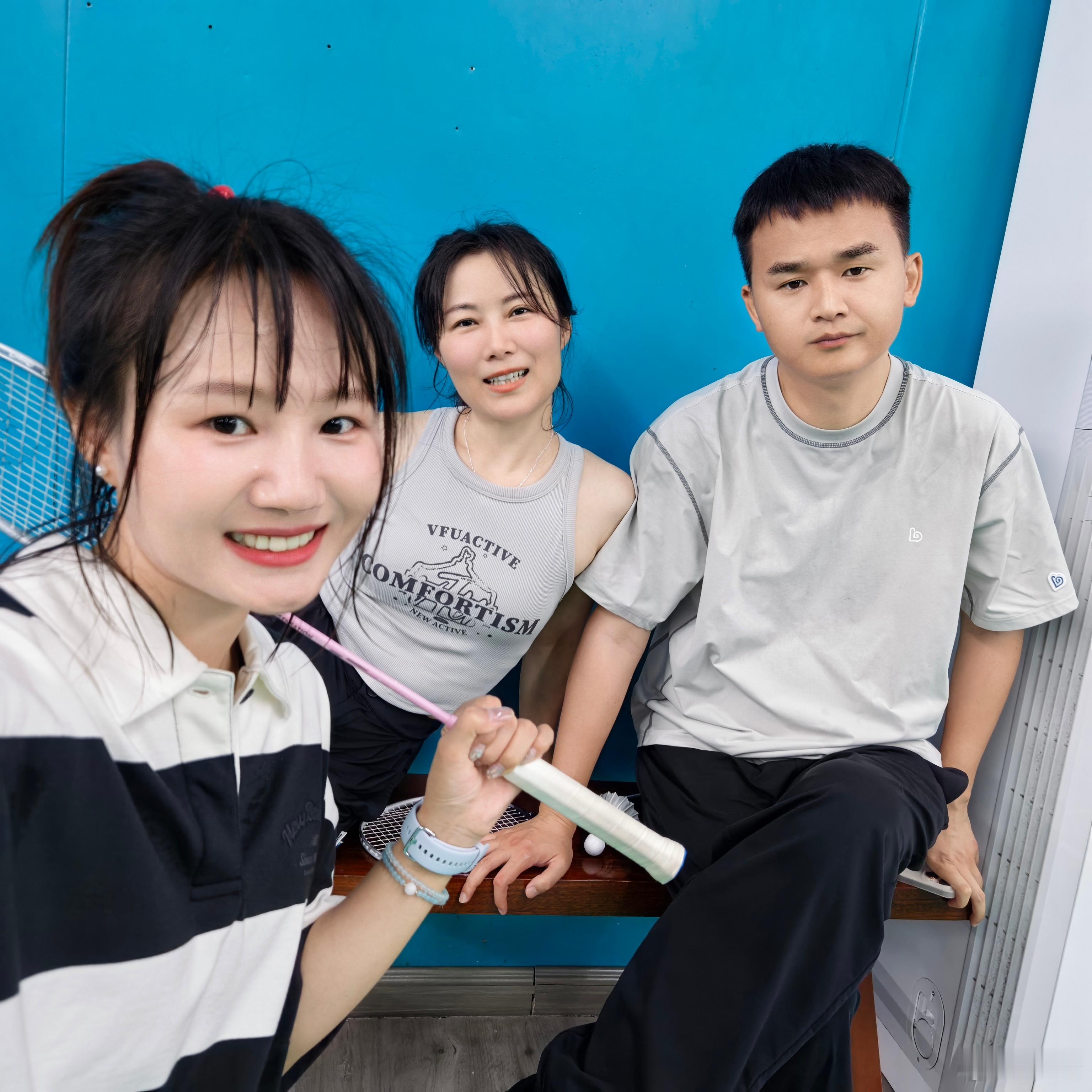 评论有朋友问杰灵跟我们合照笑不笑，刘欣说他对我们没有新鲜感了，不笑就算了，还扒拉