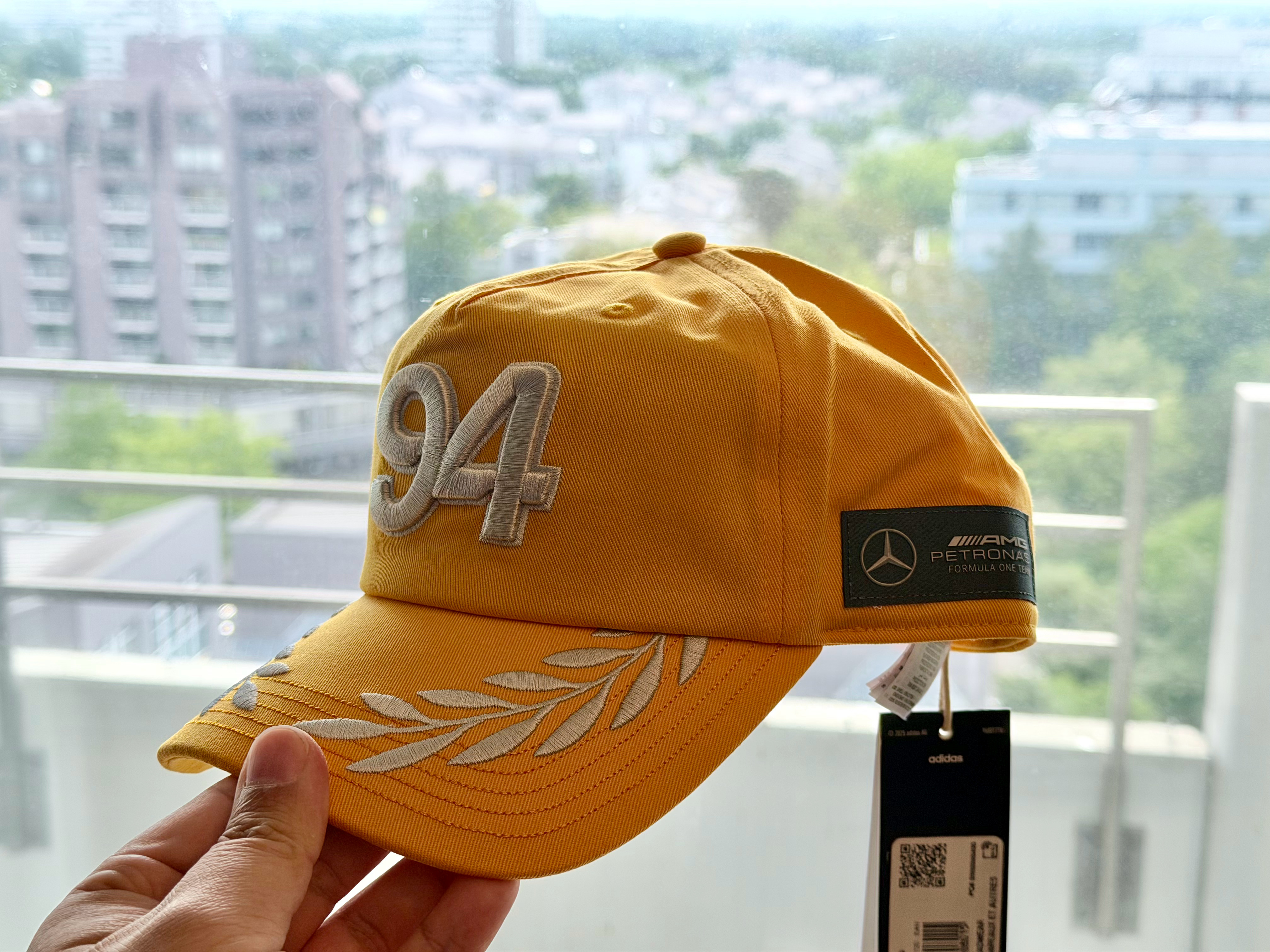 在德国给大家带的小礼物，阿迪达斯和AMG F1车队联名的棒球帽，有喜欢的吗？评论