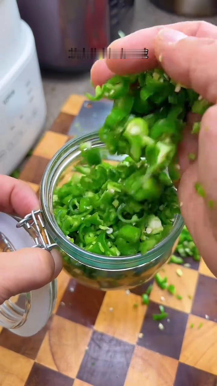 生腌辣椒。
今天分享的是腌辣椒的做法，这个是我在楼下早餐店老板娘那里学来的，用它