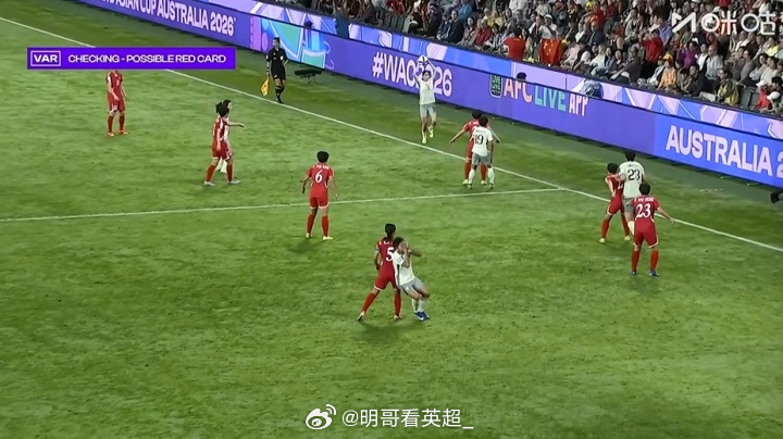 第一次见VAR介入了还能判黄牌？搁男足身上妥妥红牌中国女足vs朝鲜女足朝鲜女足队