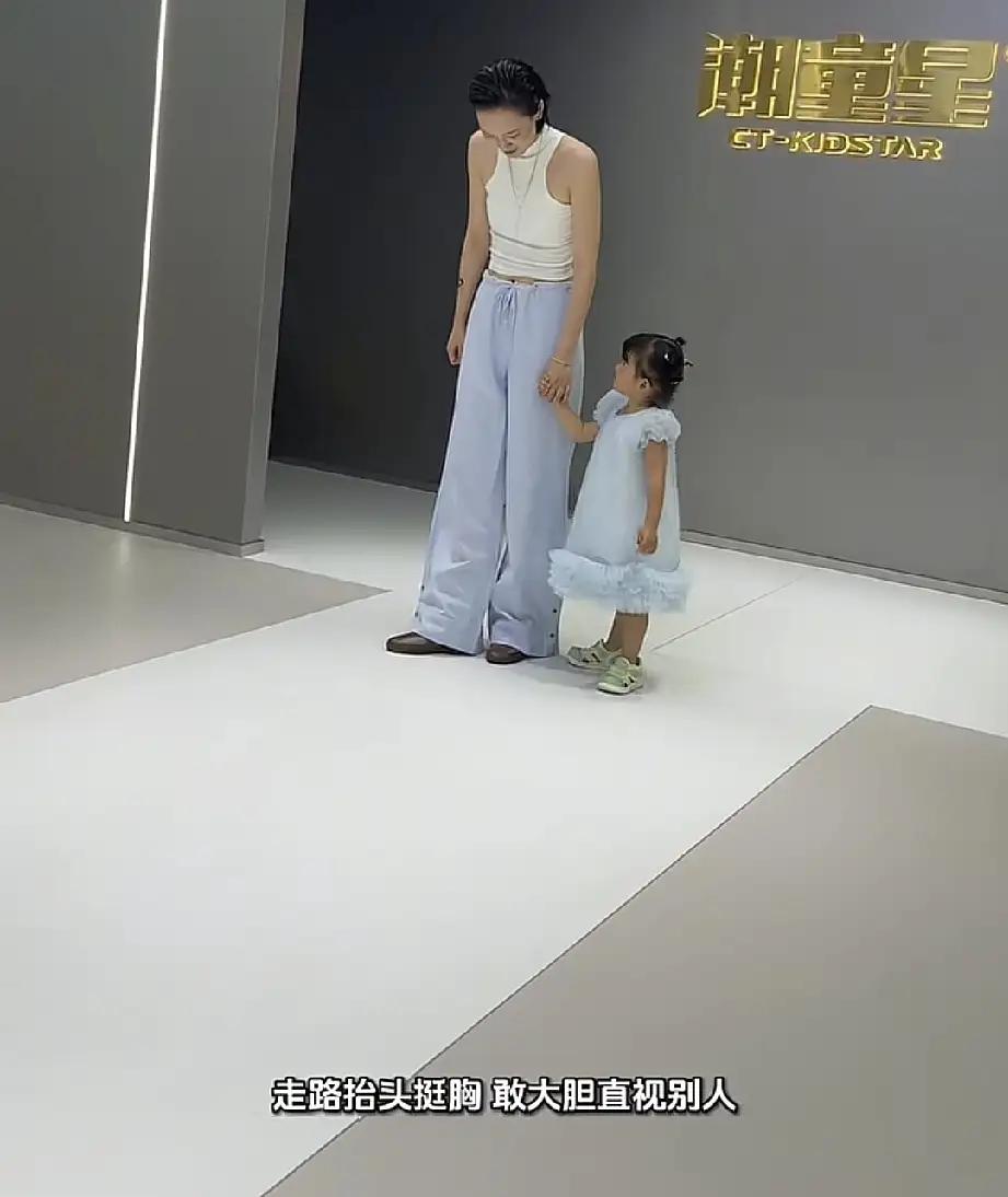 闪闪今天总算露出了笑容。

潮童星模特公司传来一则喜讯，8月份，闪闪依然会参加服