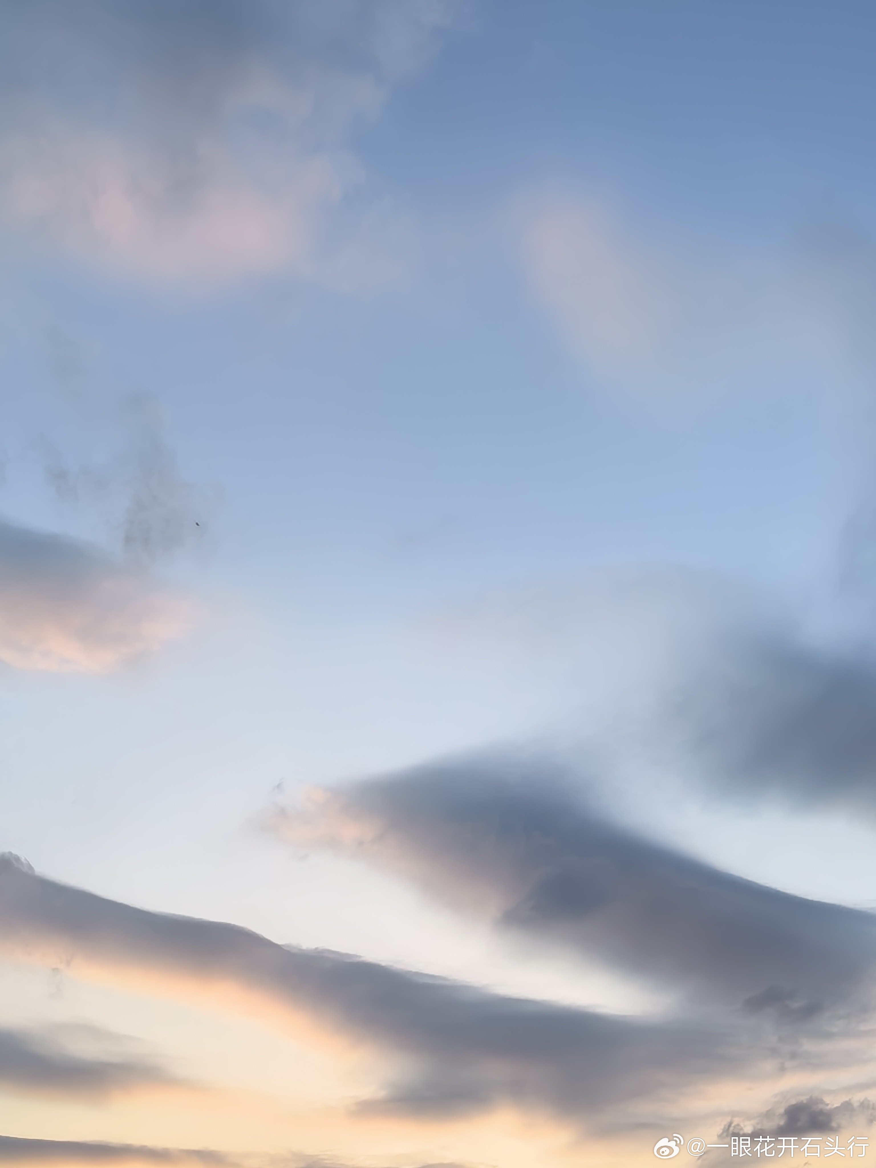 去流动性充足的地方观察，到共识形成的地方行动。 