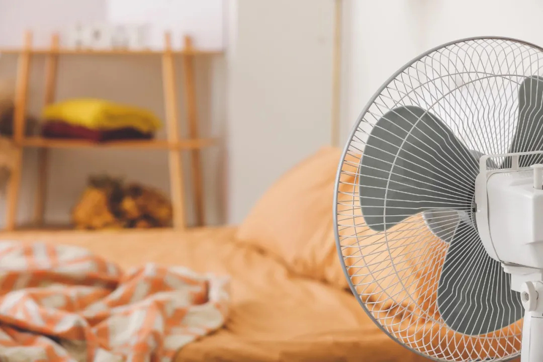 【夏天室温调低点睡眠会更好】侧躺比平躺更适合夏天快速入睡 一天中，体温会根据人体