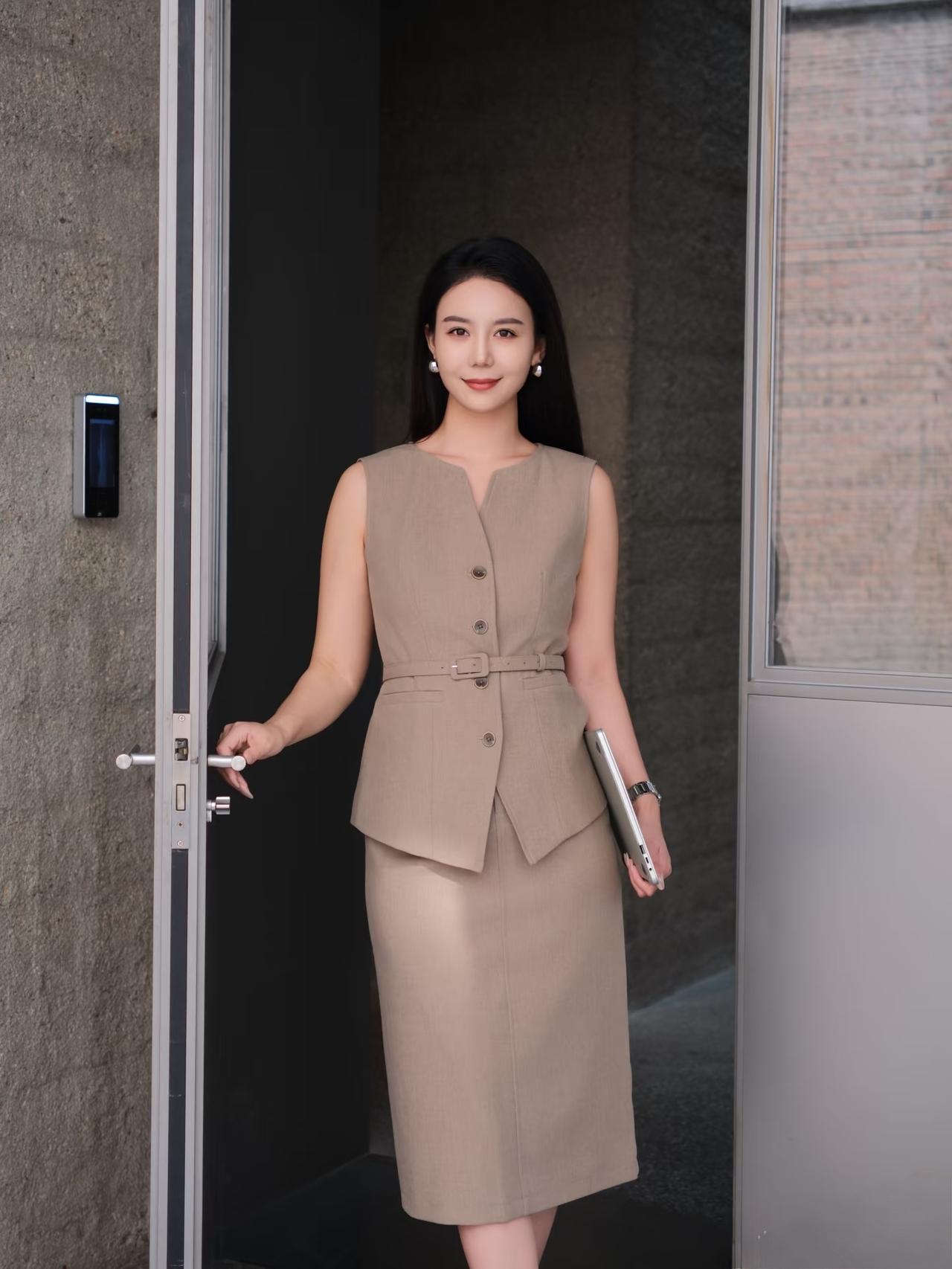 有哪些女生日常好看穿搭可以借鉴优雅知性大方的职场丽人