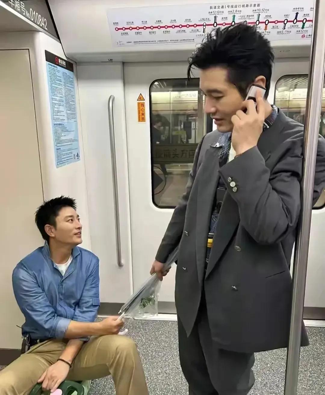 贾乃亮黄晓明同框照
这是什么时候拍的呀
感觉画面好有意思
两个帅气的男人
好像在