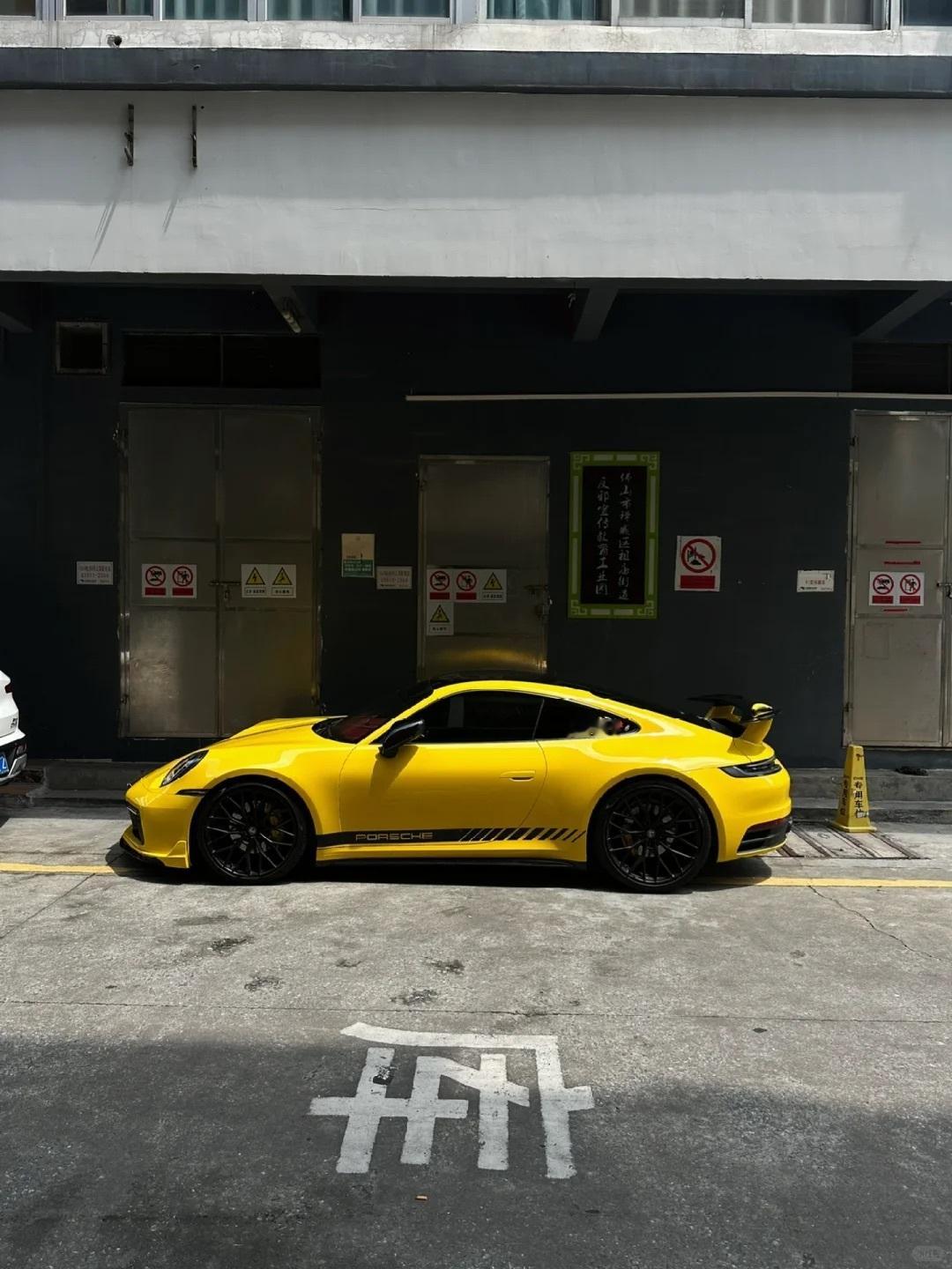 保时捷911，黄色确实有点耀眼。保时捷汽车画报 ​​​