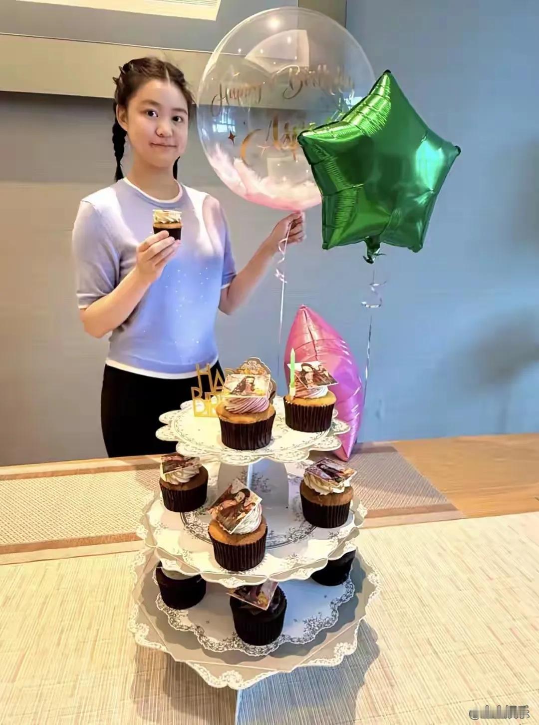 刘銮雄女儿刘秀盈23岁生日之际，与母亲吕丽君外出庆祝，并在社交平台发文称“家人是