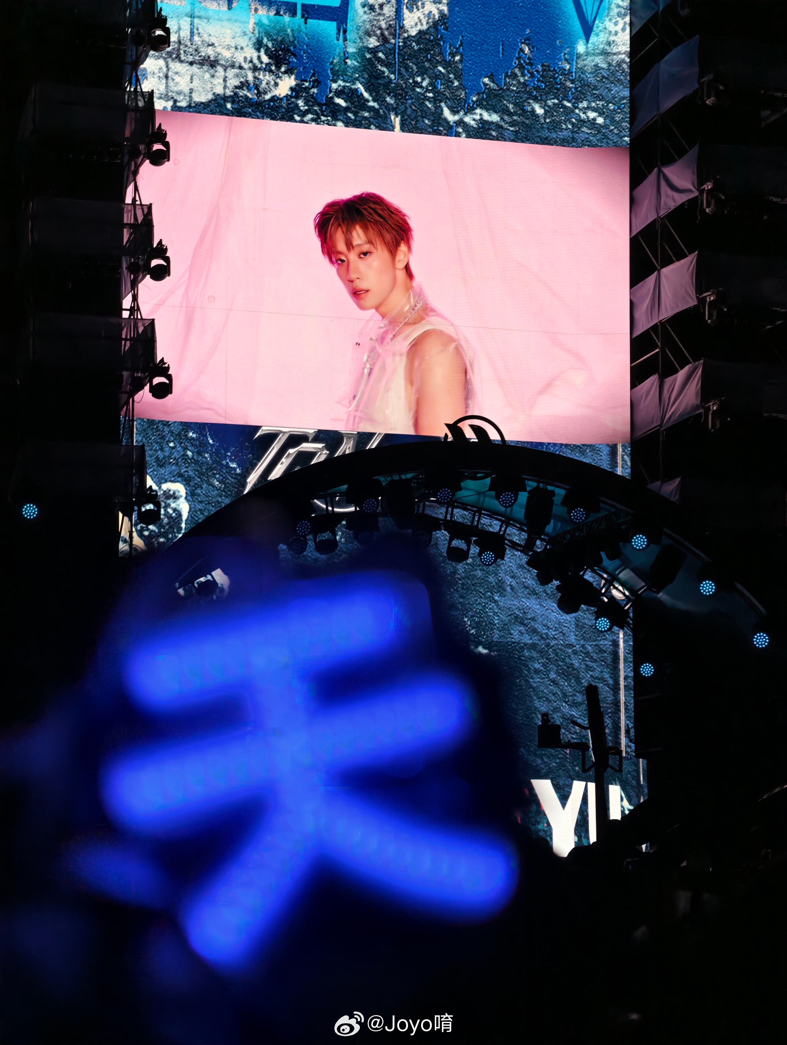 余景天今日海口水弹音乐节韩语全开麦唱跳，还唱了bangbangbang！军训现场