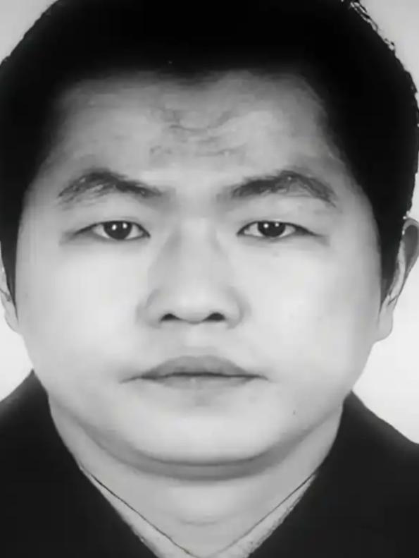 河南村民徐林东就因为帮残疾女邻居写了几封维权信，走在路上突然被硬生生拽上车，直接