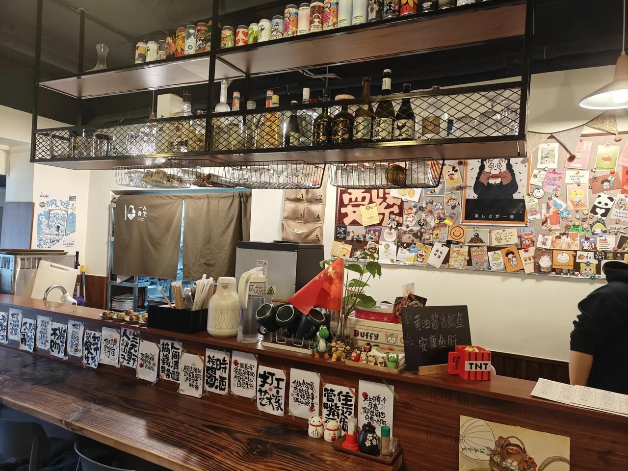大连下雨，天空低矮灰蒙蒙的，我住的酒店是华住会成员店橘子酒店，这几年外出习惯住橘