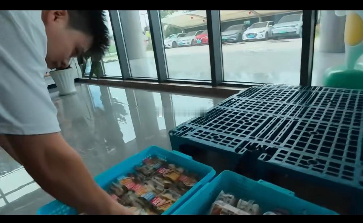 有视频主到位于嘉兴的【一鸣食品】工厂店扫货，通通只要4r，仅是门店售价的1/3或