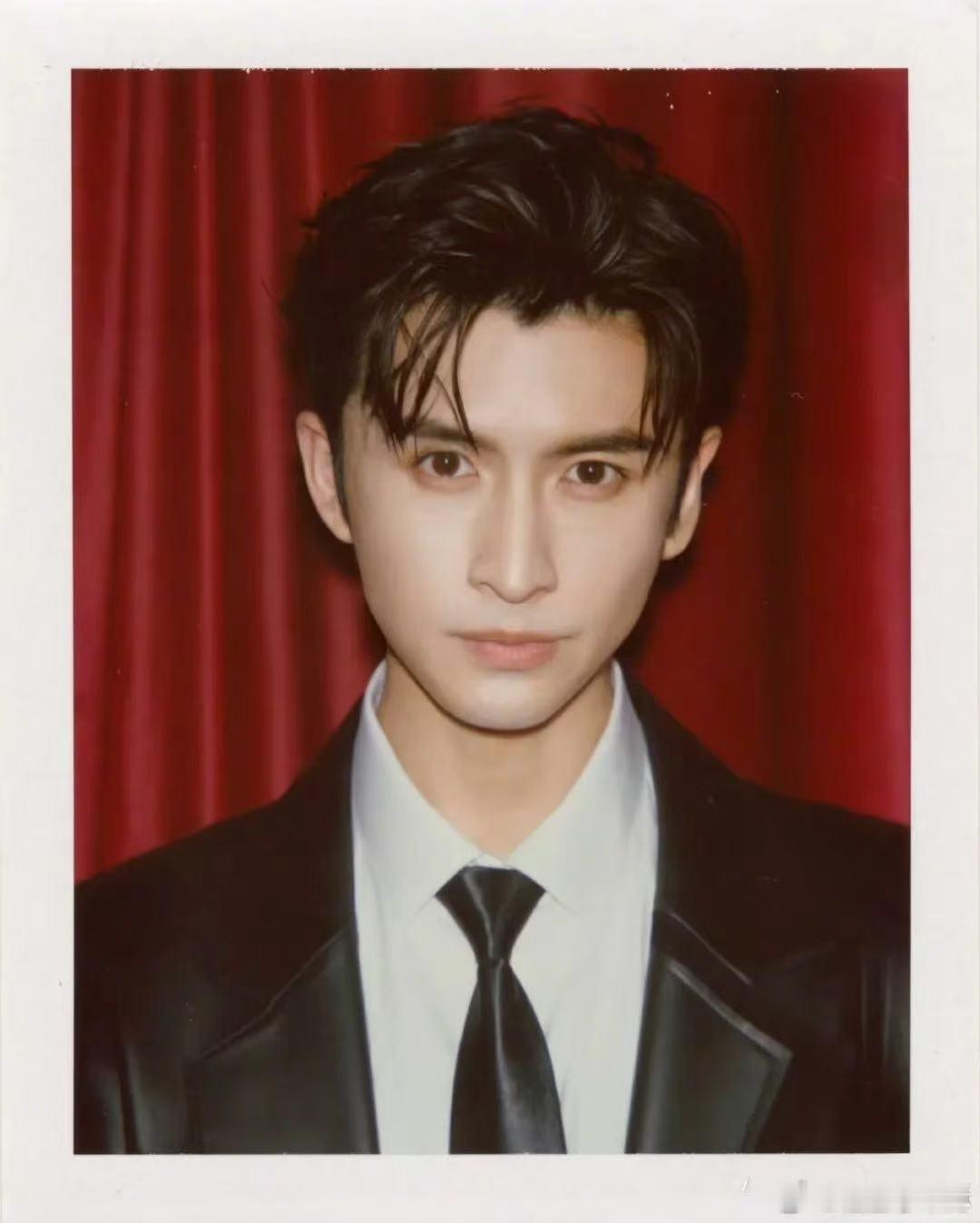 张云龙好扛镜头的一张脸导演也很为张云龙着迷吧 不管是昏暗室内还是户外自然光，不同