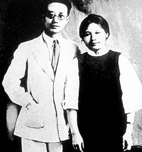 1979年初冬，北京秦城监狱的寒霜在铁窗上凝结，65岁的周月林接过平反通知书时，